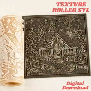 Könnte beinhalten: Eine beige zylindrische Texturwalze und ein dunkelgrauer quadratischer Stempel mit einer Winterhüttenszene, schneebedeckten Bäumen, einem rauchenden Schornstein und einem Türkranz. Der Text lautet TEXTURE ROLLER STL und Digital Download.