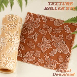 Könnte beinhalten: Eine beige zylindrische Strukturrolle und eine quadratische flache Platte, beide mit einem geprägten Muster aus Stechpalmenblättern, Beeren und Tannenzapfen. Der Text "TEXTURE ROLLER STL" und "Digital Download" ist sichtbar.