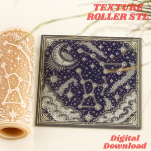Puede incluir: Un rodillo de textura cilíndrico de color beige y una baldosa cuadrada con un diseño celestial que incluye una luna creciente, varias constelaciones estelares y patrones de nubes arremolinadas. El texto "TEXTURE ROLLER STL" y "Digital Download" son visibles.