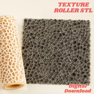 Könnte beinhalten: Eine zylindrische beige Texturwalze mit erhabenem netzartigem Muster neben einem quadratischen dunkelgrauen Abdruck mit Kieselstein-Design. Das Bild enthält den Text "TEXTURE ROLLER STL" und "Digital Download" in Rot.