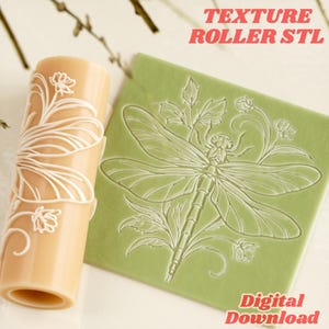 Könnte beinhalten: Eine beige zylindrische Texturwalze mit weißen erhabenen Blumenmustern neben einer quadratischen grünen Fliese mit eingeprägtem Libellen- und Blumenmotiv. Der Text TEXTURE ROLLER STL und Digital Download ist sichtbar.