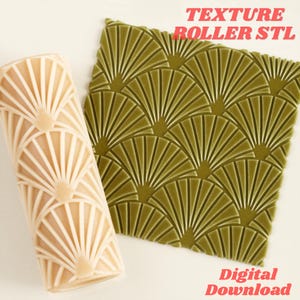 Könnte beinhalten: Eine beige zylindrische Texturwalze und ein quadratisches olivgrünes Blatt, beide mit einem sich wiederholenden fächerförmigen Muster. Der Text "TEXTURE ROLLER STL" und "DIGITAL DOWNLOAD" ist in Rot auf dem Bild gedruckt.