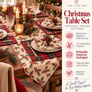 Pode incluir: Um molde de costura digital para um conjunto de mesa de Natal com jogos americanos, guardanapos e um caminho de mesa. A imagem mostra uma mesa decorada com tecido de azevinho, xadrez vermelho e verde, velas e pinhas.