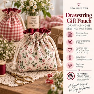 Può includere: Un cartamodello per sacchetto regalo con coulisse che riporta il testo SEW YOUR OWN Drawstring Gift Pouch DRAFT-AT-HOME SEWING PATTERN. Il sacchetto ha una base color crema con stampa floreale rossa e verde, fodera rosso scuro e cordini bianchi.