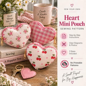 Op de afbeelding: Drie hartvormige stoffen tasjes met gouden ritsen, voorzien van bloemen-, roze ruitjes- en kersenpatronen. Een kleine roze hartvormige leren sleutelhanger met metalen ring is inbegrepen. Tekst: Sew Your Own Heart Mini Pouch Sewing Pattern.