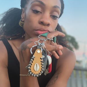 Llavero de cuero y concha (fabricado en Kenia)