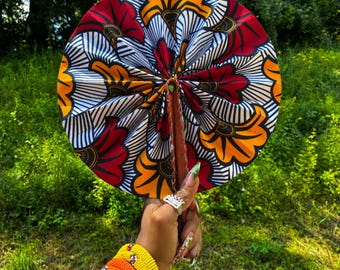 Abanico plegable de tela Ankara / Mango con ribete de cuero / Hecho en Ghana