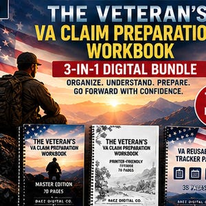 Può includere: Un pacchetto digitale 3-in-1 intitolato The Veteran's VA Claim Preparation Workbook. Include un'edizione Master, una versione stampabile e un pacchetto di tracciamento riutilizzabile VA. La copertina mostra la sagoma di una persona con zaino.