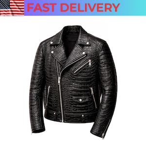 Könnte beinhalten: Eine schwarze Motorradjacke mit texturiertem Krokodilledermuster. Die Jacke verfügt über ein steigendes Revers, silberfarbene Metallreißverschlüsse an der Vorderseite, Brust und Ärmeln, eine kleine Pattentasche mit Druckknopf und einen Taillengürtel.