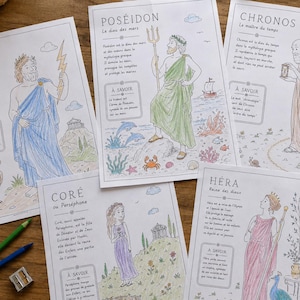 Może przedstawiać: Pięć arkuszy edukacyjnych z ilustracjami greckich postaci mitologicznych: Zeusa, Posejdona, Kronosa, Kore i Hery. Każda strona zawiera kolorowy rysunek b&oacute;stwa, opisowy tekst w języku francuskim oraz ramkę z napisem A SAVOIR.