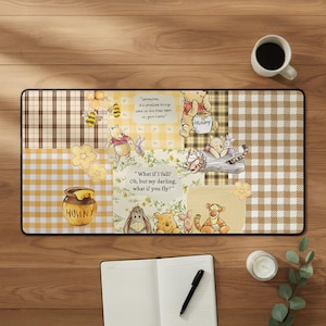 Könnte beinhalten: Eine rechteckige Schreibtischunterlage mit einer Collage aus Winnie Puuh-Figuren, Honigtöpfen und Bienen vor einem gelb-braunen Karomuster. Die Unterlage enthält den Text: "Sometimes, the smallest things take up the most room in your heart" und "What if I fall? Oh, but my darling, what if you fly?"