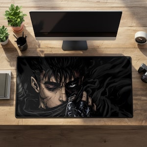 Può includere: Un tappetino da scrivania rettangolare con un'illustrazione scura e dettagliata di un personaggio con capelli neri corti, occhi intensi e viso segnato da cicatrici, parzialmente oscurato da un mantello scuro e una mano guantata su sfondo nero.