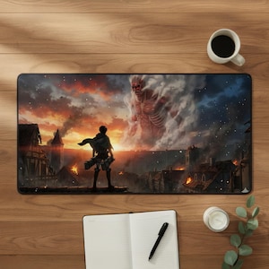 Puede incluir: Una alfombrilla de escritorio rectangular con una escena dramática de Attack on Titan. Una figura solitaria sobre un tejado observa una ciudad en llamas, frente a un titán masivo, musculoso y sin piel que emerge del humo bajo un cielo naranja.