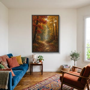 Könnte beinhalten: Ein gerahmter, rechteckiger Wandkunstdruck, der einen Waldweg im Herbst darstellt. Die Szene zeigt hohe Bäume mit leuchtend rotem, orangefarbenem und gelbem Laub, einen mit Blättern bedeckten Boden und weiches Licht, das durch das dichte Blätterdach fällt.