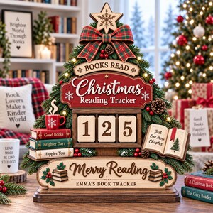 Könnte beinhalten: Ein hölzerner Lese-Tracker in Weihnachtsbaumform mit einem roten Schild mit der Aufschrift 'BOOKS READ Christmas Reading Tracker', drei drehbaren Zahlenblöcken mit der Anzeige 125, einer roten Tasse, Miniaturbüchern und einer Basis mit 'Merry Reading'.
