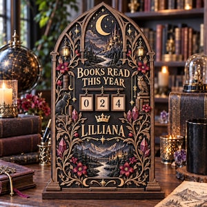 Könnte beinhalten: Ein bogenförmiges Holzdisplay mit der Aufschrift "BOOKS READ THIS YEAR" und "LILLIANA" sowie einem mechanischen Zähler, der "024" anzeigt. Das Design umfasst eine Mondsichel, eine Burg, eine Katze, eine Eule und florale Motive mit roten Akzenten.