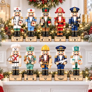 Peut inclure: Une collection de dix figurines casse-noisettes en bois représentant diverses professions, dont un médecin, une infirmière, un enseignant, un pompier, un policier, un chef, un vétérinaire, un constructeur, un pilote et un pharmacien.