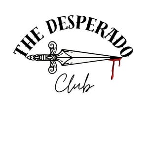Può includere: Un design grafico in bianco e nero raffigurante un pugnale stilizzato con un'impugnatura ornata, posizionato orizzontalmente. Il testo THE DESPERADO è arcuato sopra il pugnale e la parola Club è scritta in corsivo sotto, con sangue rosso.