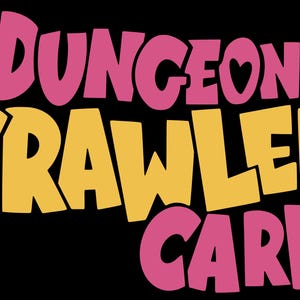Può includere: Un design grafico che presenta il testo Dungeon Crawler Carl in un carattere audace e stilizzato. La parola Dungeon è rosa, Crawler è gialla e Carl è rosa, il tutto su uno sfondo nero solido con un cuore all'interno della lettera O.