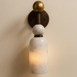 Handgefertigte Wandleuchte aus Alabaster, moderne Messing-Wandleuchte im Mid-Century-Stil, Nachttischlampe, luxuriöse Wandleuchte