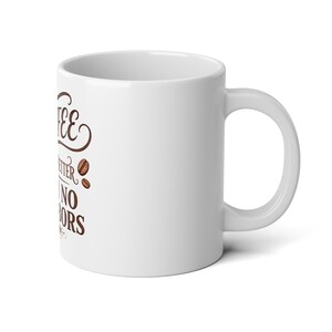 Koffie smaakt beter zonder buren - Mok van 590 ml - Grote koffiebeker - Cadeau voor zelfvoorzienende kampeerders afbeelding 4