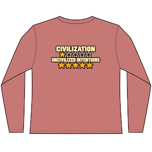 Könnte beinhalten: Ein altrosa Langarmshirt mit einer Grafik auf der Rückseite, die den Text CIVILIZATION über einem gelben und vier umrandeten Sternen sowie den Text UNCIVILIZED INTENTIONS über fünf ausgefüllten gelben Sternen mit schwarzer Kontur zeigt.