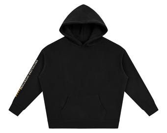 Puede incluir: Una sudadera con capucha de color negro sólido que cuenta con un bolsillo tipo canguro en la parte delantera. La manga derecha muestra el texto "UNCIVILIZED INTENTIONS" impreso en color dorado, seguido de cuatro cruces doradas pequeñas.