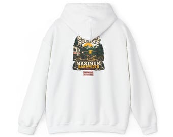 Puede incluir: Una sudadera con capucha blanca que presenta un gráfico en la espalda. El diseño muestra una caravana, montañas y árboles con el texto "MINIMAL SOCIETY" y "MAXIMUM BANDWIDTH", además de un pequeño recuadro rojo con "UNCIVILIZED INTENTIONS".
