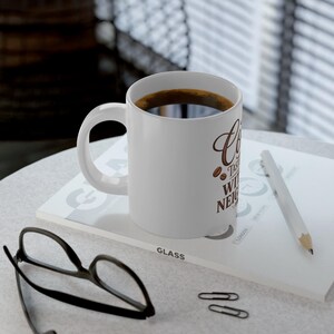 Koffie smaakt beter zonder buren - Mok van 590 ml - Grote koffiebeker - Cadeau voor zelfvoorzienende kampeerders afbeelding 6