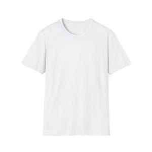 Könnte beinhalten: Ein schlichtes, weißes T-Shirt mit kurzen Ärmeln und einem klassischen Rundhalsausschnitt. Das Kleidungsstück zeichnet sich durch ein einfaches, einfarbiges Design mit Standardpassform, kurzen Ärmeln und einem geraden Saum aus.