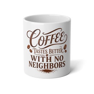 Koffie smaakt beter zonder buren - Mok van 590 ml - Grote koffiebeker - Cadeau voor zelfvoorzienende kampeerders afbeelding 1
