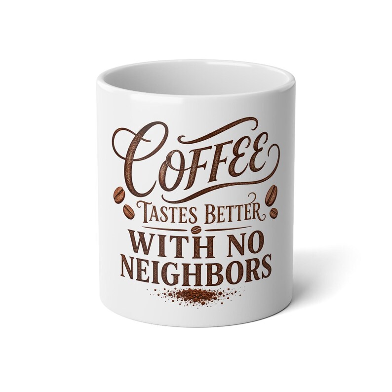 Koffie smaakt beter zonder buren - Mok van 590 ml - Grote koffiebeker - Cadeau voor zelfvoorzienende kampeerders afbeelding 1