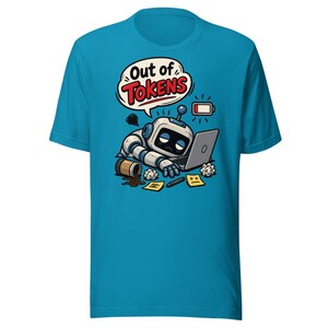 Könnte beinhalten: Ein leuchtend blaues Kurzarm-T-Shirt mit einer Grafik eines müden Roboters, der über einem Laptop zusammengebrochen ist. Über dem Roboter befindet sich ein Symbol für einen niedrigen Batteriestand und eine Sprechblase mit dem Text Out of TOKENS.
