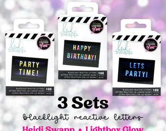 Lettres réactives Heidi Swapp Lightbox Glow Blacklight - Ensembles de 3 décorations inclus ! - Fournitures créatives de 300 alphabets lumineux jaunes, bleus et arc-en-ciel