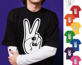 Signe de la paix main gauche - Noir et blanc, ongles peints - Militants pacifiques, Mouvement de l'unité - T-shirt souple unisexe - 9 couleurs disponibles