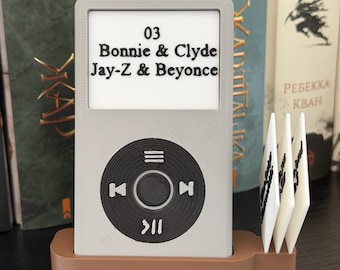 Mini iPod inspirado en Boys of Tommen / Pantalla de canciones intercambiable / Decoración romántica BookTok / Exhibidor de estantería
