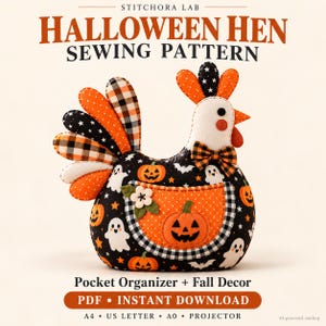 Könnte beinhalten: Ein Stoffhennen-Schnittmuster mit dem Titel Halloween Hen Sewing Pattern. Die Henne hat einen schwarzen Körper mit weißen Geistern, orangefarbenen Kürbissen und Fledermäusen. Sie trägt eine karierte Schleife und eine Tasche mit Kürbis-Applikation.