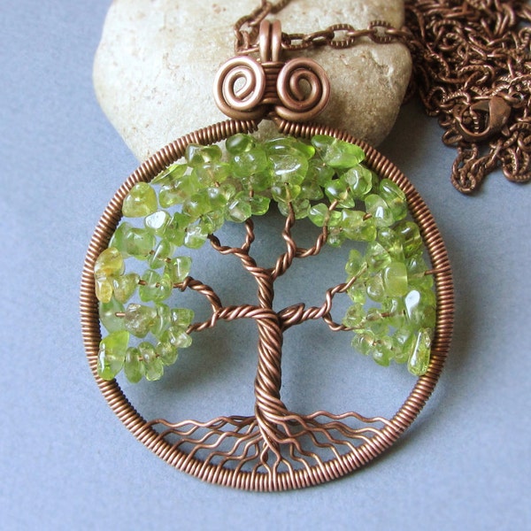 Árbol de la vida collar crudo Peridoto Olivino colgante Árbol genealógico Árbol verde Regalo de Navidad Aniversario de bodas cobre Agosto piedra de nacimiento