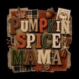 Può includere: Un collage tessile quadrato decorativo con il testo PUMPKIN SPICE MAMA in lettere testurizzate varie. Lo sfondo è composto da strati di tessuto a quadri e iuta, decorati con una foglia d'acero in metallo, una ghianda, un francobollo e bastoncini di cannella.