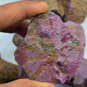 Lotto di rubini grezzi naturali, 16.000 carati, 26 esemplari di rubini grezzi