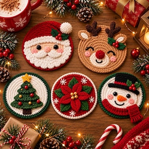 Puede incluir: Un juego de cinco posavasos redondos de ganchillo con diseños navideños: una cara de Papá Noel, una cara de reno, un árbol de Navidad decorado, una flor de pascua roja y una cara de muñeco de nieve con sombrero negro.