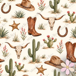 Op de afbeelding: Een herhalend patroon met bruine cowboylaarzen, beige cowboyhoeden, stierenschedels met lange hoorns, metalen sheriffsterren, hoefijzers, groene cactussen en kleine woestijnplanten met rode bloemen op een lichtcrème achtergrond.