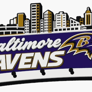 Puede incluir: Un perchero de pared con el logotipo y el nombre de los Baltimore Ravens en letras blancas sobre un fondo morado. Sobre el texto hay una silueta del horizonte en negro, blanco y dorado. El soporte incluye cuatro ganchos negros.