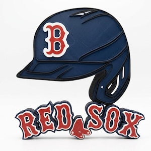 Puede incluir: Una pieza de arte mural en capas que presenta un casco de béisbol azul marino con un logotipo B en rojo y blanco. Debajo del casco, el texto RED SOX se muestra en letras rojas con bordes blancos y azul marino, incluyendo un pequeño icono de calcetín.
