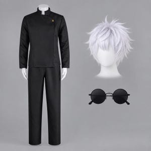 Puede incluir: Una chaqueta negra de manga larga con cuello alto y un botón dorado, pantalones negros a juego, una peluca blanca corta con cabello puntiagudo y gafas de sol redondas con cristales negros y montura de metal fina.