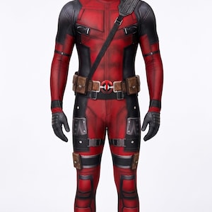 Può includere: Un costume integrale di Deadpool composto da una tuta in spandex rossa e nera con maschera abbinata. L'outfit include una cintura multiuso con tasche, una tracolla, guanti neri e ginocchiere integrate dal design tattico dettagliato.