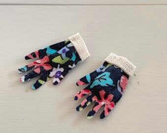 Dollhouse Miniature Gardening Gloves – Floral Pattern, 1:12 Scale