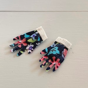 Dollhouse miniature Gardening Gloves - Dark blue with floral pattern and cream cuffs - 1:12 scale (GA60)