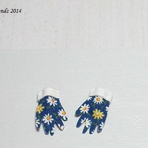 Dollhouse Gardening Gloves - Dark blue with Daisies - 1:12 scale miniature (GA14)