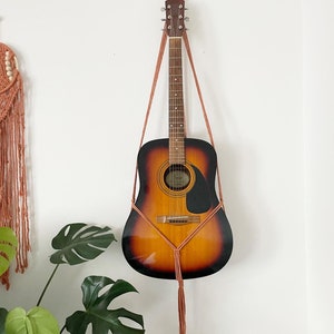 Cabide de guitarra em macramê